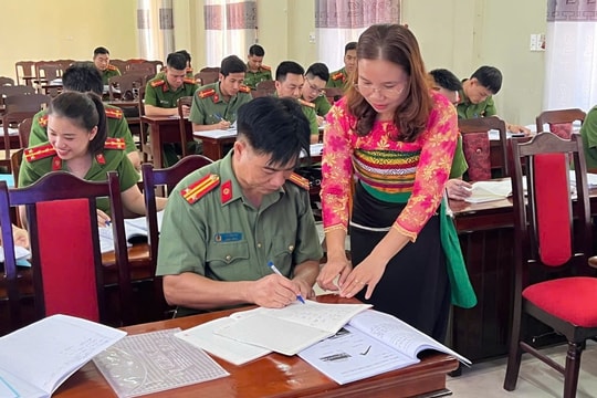 Lớp học tiếng Thái giúp công an xã gắn kết hơn với đồng bào dân tộc