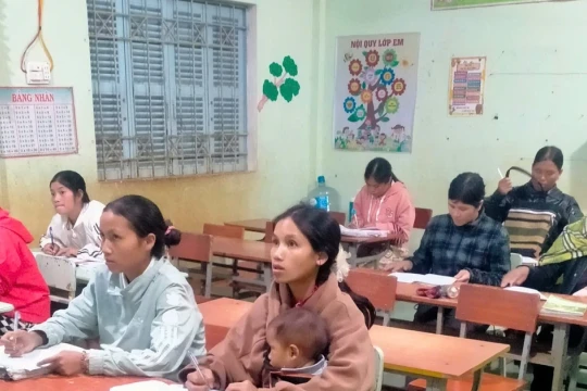 Từ lớp học xóa mù chữ đến ‘chìa khóa’ khai phóng tự tin cho đồng bào