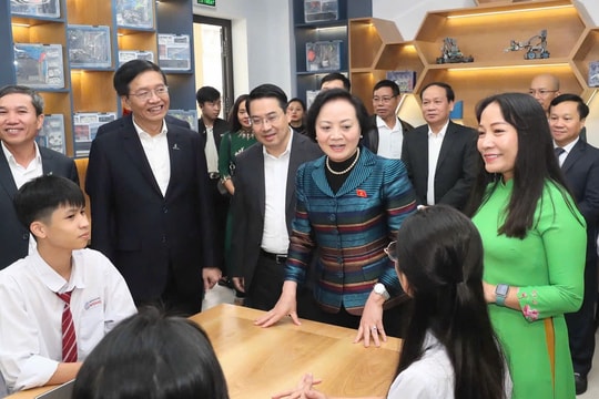 Phó Thủ tướng Phạm Thị Thanh Trà khánh thành Phòng thực hành giáo dục STEM tại Trường THPT Nguyễn Huệ, Lào Cai