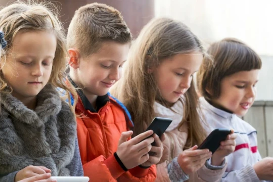 Israel cấm học sinh tiểu học sử dụng điện thoại di động