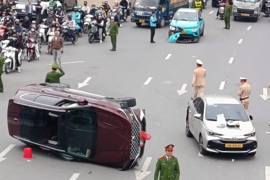 Ô tô lật nghiêng sau tai nạn liên hoàn, tài xế có biểu hiện lạ