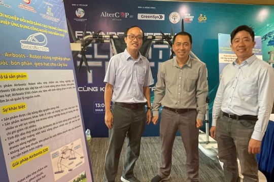 Giảng viên sáng chế máy nông nghiệp thay drone