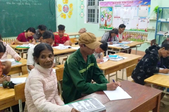 Giữ lớp xóa mù chữ giữa mùa mưa vùng cao