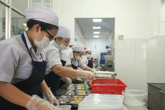 Phụ huynh Trường THPT Trưng Vương trực tiếp kiểm tra bữa ăn bán trú sau phản ánh