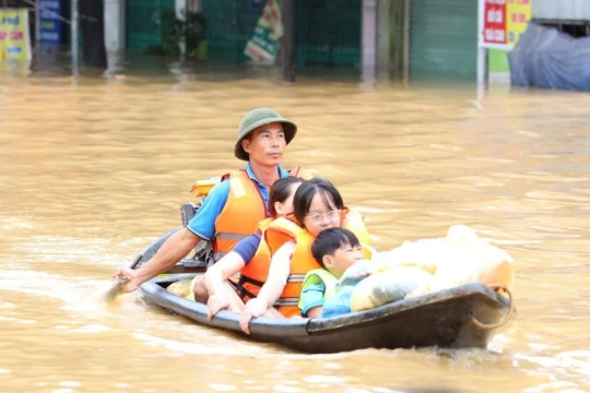 Tăng cường khả năng chống chịu rủi ro thiên tai và biến đổi khí hậu cho trẻ em