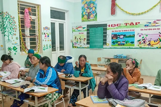 Lớp học viết tiếp ước mơ cho đồng bào Mông nơi biên viễn xứ Nghệ