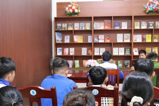 Công an Nghệ An cảm hóa học trò cá biệt bằng văn hóa đọc