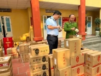 Công an Hưng Yên thu giữ hơn 2.000 chai rượu nghi nhập lậu