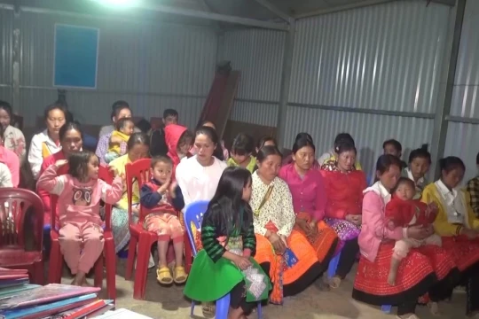 Lớp học xóa mù chữ giúp phụ nữ vùng cao xóa nghèo