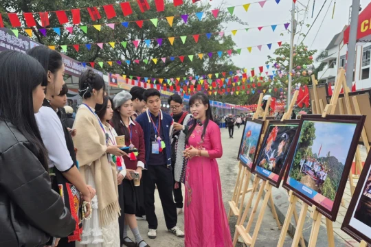Triển lãm ảnh 'Vẻ đẹp Việt Nam' lan tỏa giá trị văn hóa trong Lễ hội Ném còn