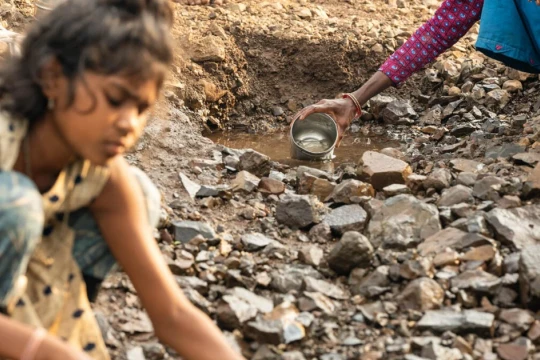 Nữ sinh Ấn Độ nghỉ học đi gánh nước