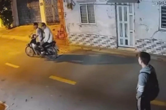 Nam sinh lớp 12 bị người lạ tấn công khi đi học về