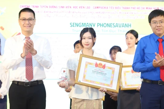 Vượt rào cản ngôn ngữ, sinh viên Lào, Campuchia tỏa sáng nơi giảng đường TPHCM