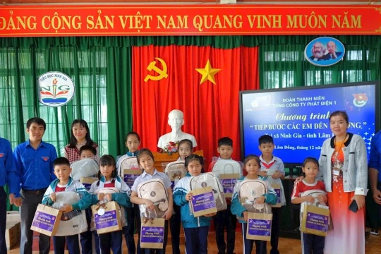 Tuổi trẻ EVNGENCO1 tiếp bước các em đến trường tại Lâm Đồng