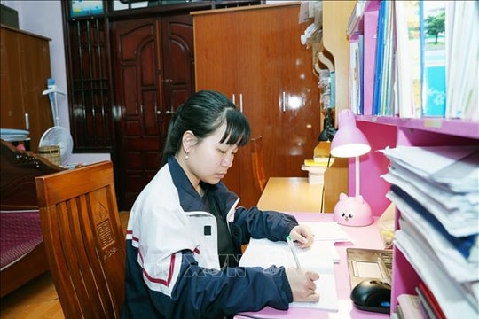 Cô học trò nhỏ với khát vọng khám phá tri thức