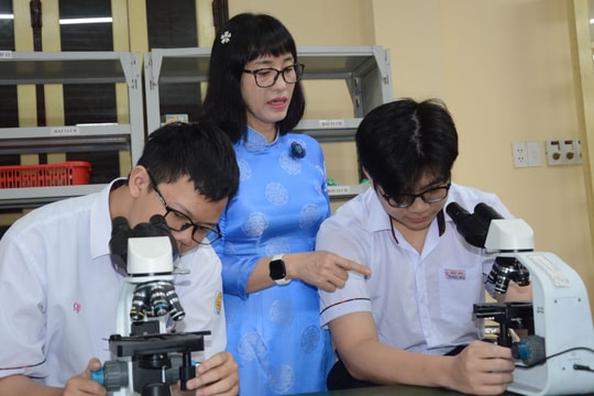 Tận tâm ươm mầm tài năng Sinh học