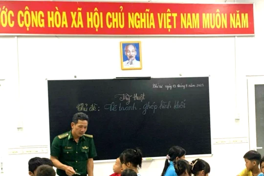 Ánh sáng con chữ từ lớp học xóa mù của người lính Đồn biên phòng Cầu Bóng