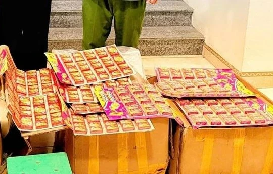 Công an Hà Nội bắt giữ cô gái buôn bán 3 thùng pháo nổ