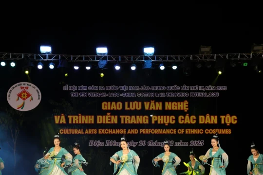 Rộn ràng sắc màu văn hóa thể thao tại Lễ hội Ném còn ba nước Việt – Lào – Trung