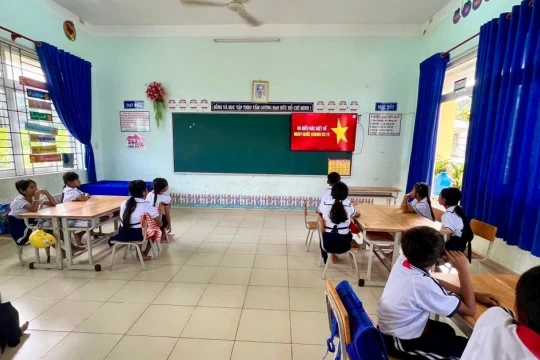 Vượt rào cản ngôn ngữ, xóa mù chữ cho trẻ em dân tộc thiểu số Mỹ Thạnh