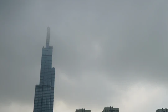 Sương mù phủ TPHCM, nhiều tòa nhà cao tầng mờ ảo trong màn sương