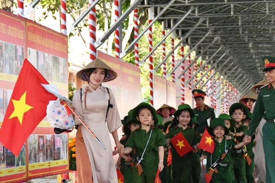 Gần 300 ‘chiến sĩ tí hon’ hào hứng tham quan Bộ Chỉ huy quân sự tỉnh An Giang