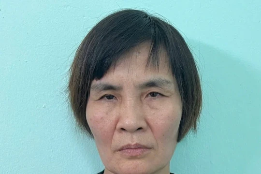 Công an tạm giữ người phụ nữ lấy đồ, hành hung nữ sinh