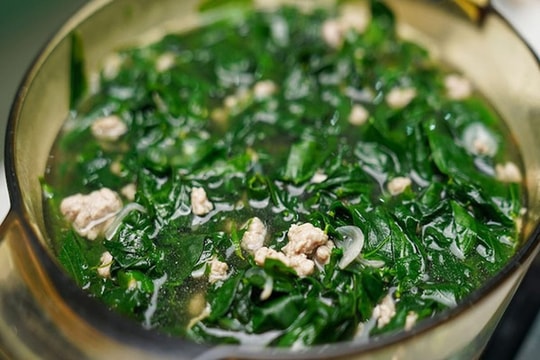 Loại rau Việt xưa mọc bờ rào nay được xem là "kho canxi"