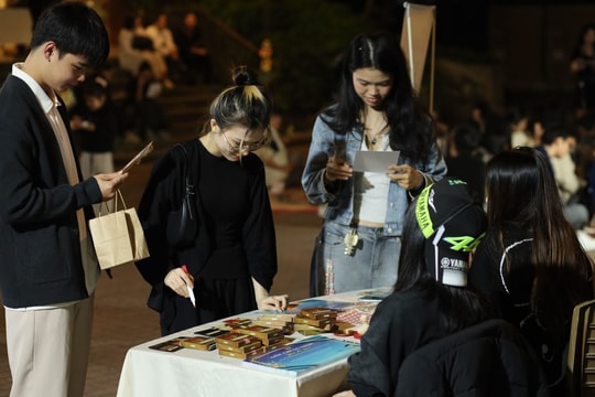 Người trẻ háo hức trải nghiệm workshop RỐICONIC