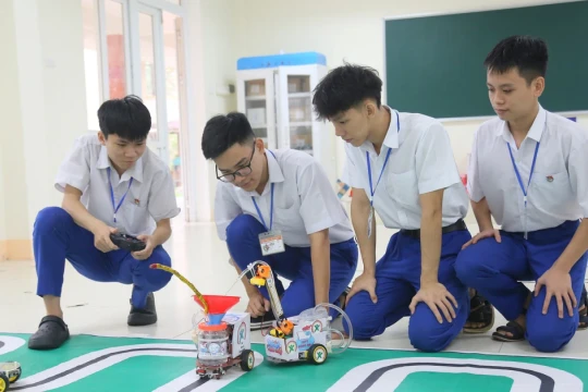 Từ đam mê robot đến giải Nhất sân chơi công nghệ