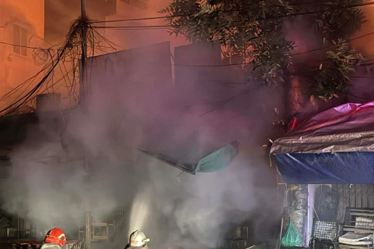 Chợ Hà Nội cháy dữ dội, sơ tán nhiều hộ dân, phong tỏa đường Trịnh Đình Cửu