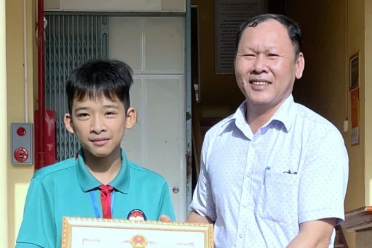 Quảng Trị tuyên dương học sinh trả lại chiếc ví chứa 23 triệu đồng