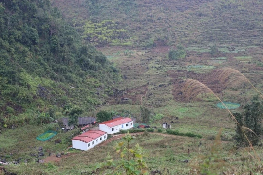 Những bước chân 'bám đá' dạy chữ giữa mây ngàn Cán Tỷ