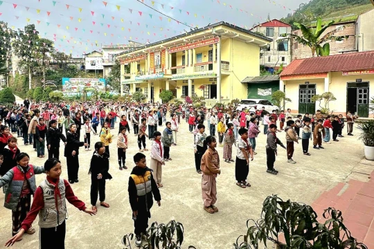 Hơn 230 học sinh Trường PTDTBT TH Hoàng Liên (Lào Cai) đã trở lại lớp