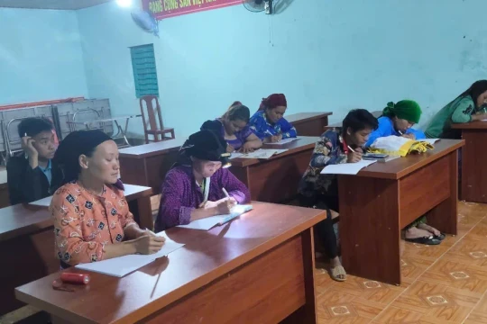 Thầy giáo người Dao luôn tận tâm với lớp dạy xóa mù chữ