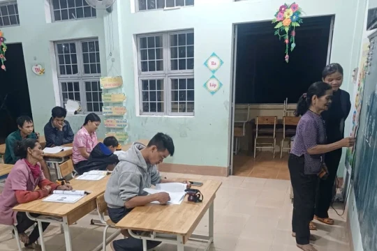 Cô giáo Y Giang và lớp học xóa mù chữ ở Măng Bút