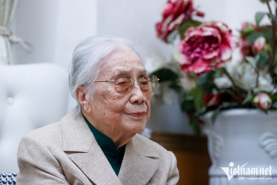 Bà Nguyễn Thị Bình là đại biểu cao tuổi nhất tham dự Đại hội Thi đua yêu nước