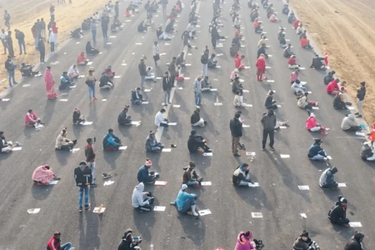 Ấn Độ tổ chức thi ở... sân bay