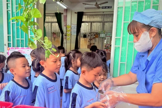 TPHCM hỗ trợ bữa ăn, đồng phục cho học sinh yếu thế: Không để học sinh bị bỏ lại phía sau