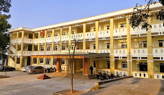 Trường học xây gần 8 tỉ đồng bỏ không, học sinh phải xin học nhờ