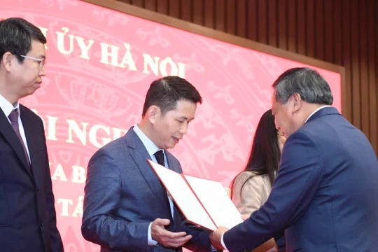 Hà Nội trao 9 quyết định về công tác cán bộ