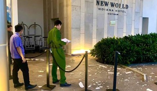 Người nước ngoài nghi rơi lầu ở New World Hoiana, camera ghi cảnh 2 người vội vã rời đi