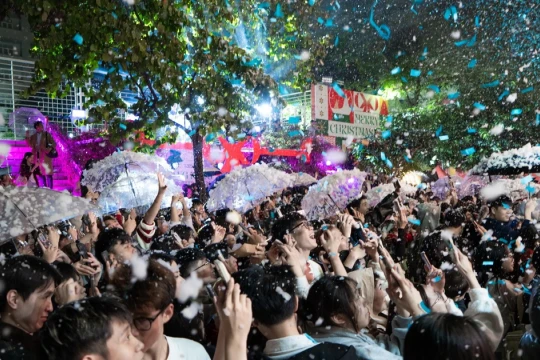 Trường ĐH Thăng Long phun tuyết, bắn pháo hoa đón nghìn người dự đêm Giáng sinh