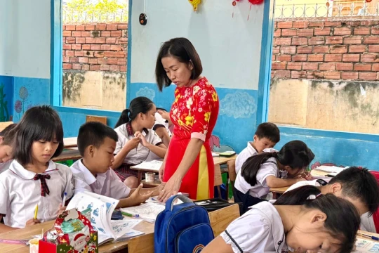 Ngôi trường 28 năm bền bỉ dạy chữ cho trẻ em nghèo ven biển Phan Thiết