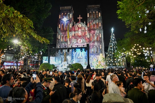 Đông nghịt người đón Giáng sinh