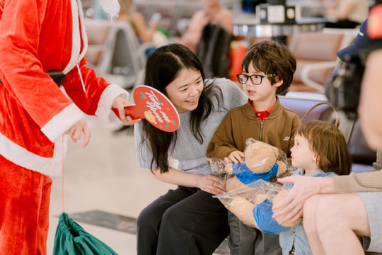 Sân bay Nội Bài mùa Giáng sinh: Khi chuyến bay kết thúc bằng một món quà