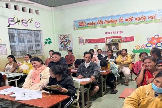 Vượt núi rừng, dạy chữ cho những ước mơ muộn