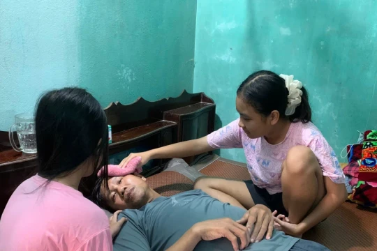 Bố nằm chờ chết, hai đứa trẻ thơ nơm nớp lo mất chỗ dựa cuối cùng