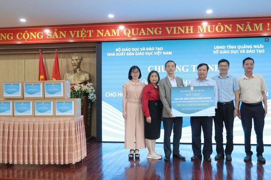 Trao tặng gần 110.000 bản sách giáo khoa cho học sinh vùng lũ tỉnh Quảng Ngãi