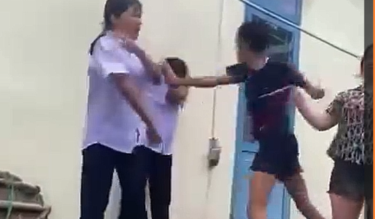 Clip ghi lại cảnh nữ sinh ở Đà Nẵng "đứng chịu trận" gây dậy sóng mạng xã hội